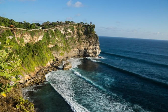 3-Day Private Sightseeing Tour of Bali with Hotel Pickup - Day 1: batik and gold in the art villages, then Tirta Empul holy spring water