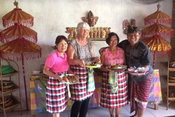 Bali Amazing Cooking Class - In a Balinese home kitchen: tools, welcome moments, and the offering-basket step