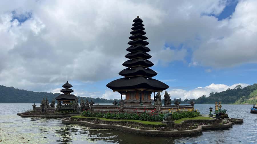 Bali: Customise your Bali Tour with Driver-Guide - Ulun Danu Bratan Temple on Lake Beratan: photos and sacred calm