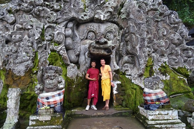 Bali Highlights Private Tour with Elephant Cave and Rice Field - Mas Village Carving Center: A Quick Hit of Real Craft