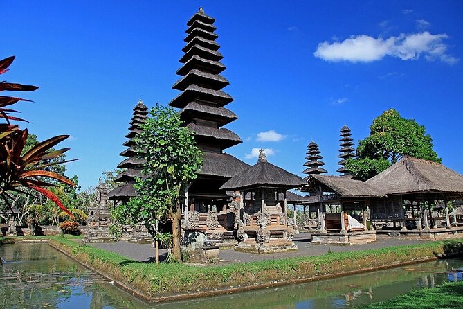 Bali Private Tour: Ulun danu Temple, Iconic Handara Gate & Tanah lot sunset. - The guides and service that make it work