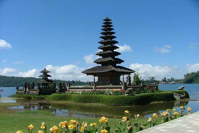 Bali Private Tour: Ulun danu Temple, Iconic Handara Gate & Tanah lot sunset. - Handara Iconic Gate: the easiest photo win