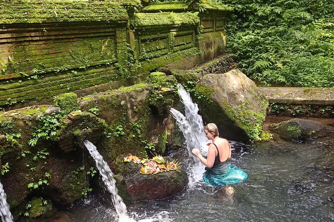Bali Spiritual Soul Retreat Cleansing and Mantra Healing - Stop 2: Tampak Siring and learning canang sari from locals