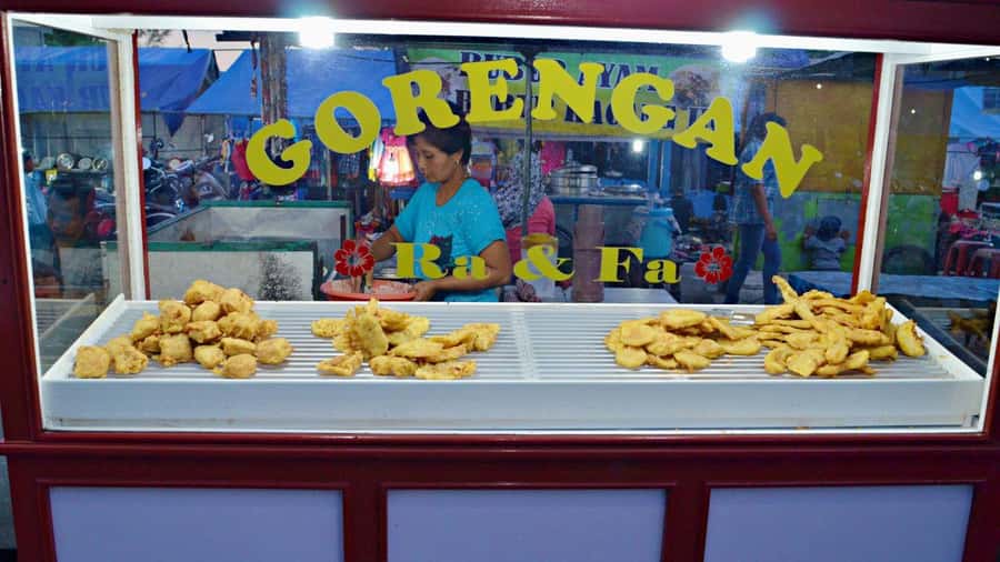Bali - Ubud Night Market Food Tour - Entering the right night market: Gianyar, not just anywhere