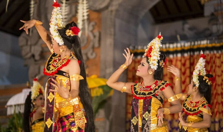 Bali: Ubud Palace Legong Dance Show Ticket - Getting the best view: sides of the stage and standing-room reality