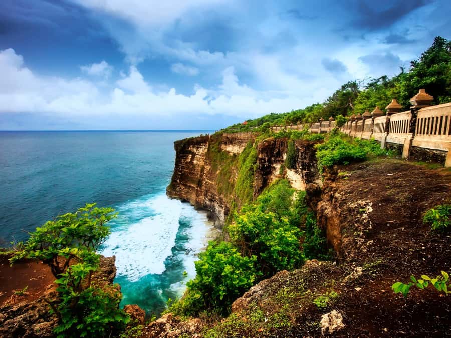 Bali: Uluwatu Temple, Kecak Dance, and Jimbaran Dinner Tour - Uluwatu Temple: sea-temple views from a cliff built for drama