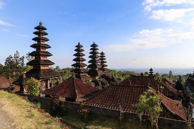 Bali Waterfalls and Temples Tour - Lunch at Ristorante Lereng Agung: simple refuel with valley views