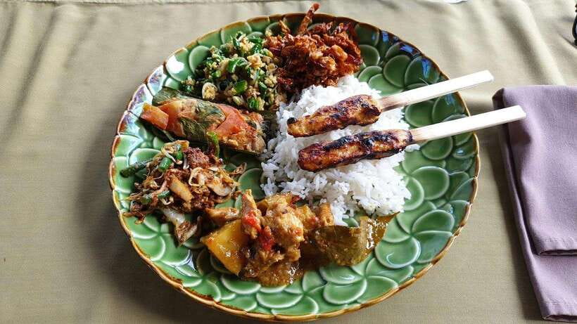 Balinese cooking class/Go shopping at the market, cook, eat - A fun start: getting picked up and choosing your class vibe
