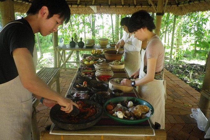 Balinese Cooking class with traditional morning market visit - Making Balinese offerings before you cook (canang and more)
