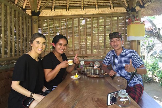 Full-Day Tour: White Water Rafting and Highlight of Ubud with All-inclusive - Lunch buffet and showers: the part people underestimate