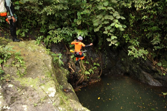 Intermediate canyoning trip in Bali " Samba canyon " - Your guides and the safety rhythm in the canyon