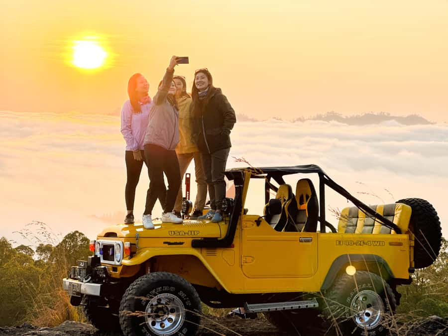 Mount Batur 4WD Jeep Sunrise Tour kintamani - Getting there before dawn: meeting point, pickup timing, and what to wear
