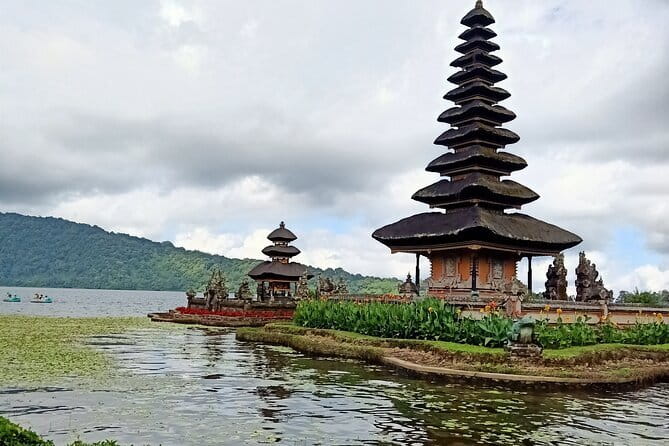 Munduk Twin lake Trekking, Ulun Danu Beratan & Hidden Waterfall - Twin Lakes viewpoints: where the scenery actually makes sense