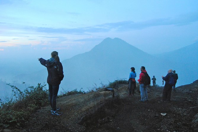 Overnight Mount Ijen Blue Fire Trek Tour From Bali (Private-All Inclusive) - Day 2 at 2:00 am: The Ijen Crater Hike and Blue Fire Viewing