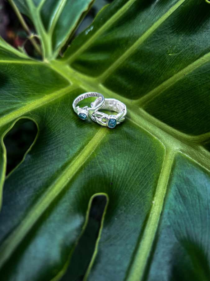 Parallel Universe Silver & Brass Jewelry Making in Ubud - The crystal shop time: how to pick stones without panicking