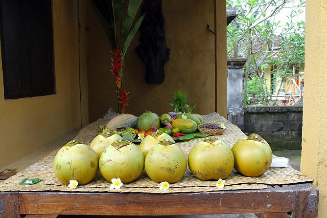 PRIVATE Ubud Market Tour & Balinese Cooking Class with Putu - Lunch with three generations: the part that feels most real