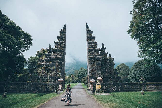 Real Ubud Private Customised Tour By Local Guides - Sacred Monkey Forest and Ubud Palace: the first wow moment