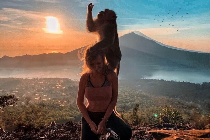 Sharing Batur Volcano Sunrise Trekking and Breakfast - The climb in the dark: why the guide and flashlight matter