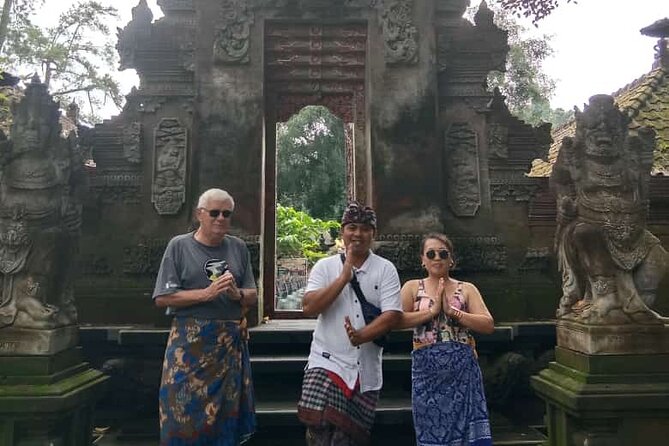 Skip the Line Tirta Empul Temple Entrance Ticket All Inclusive - Photo help and feeling at ease during a sacred ritual