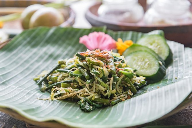 Small-Group Farm Tour & Balinese Cooking Class in Ubud with Kadek - Kitchen Time in a Traditional Outdoor Community Space