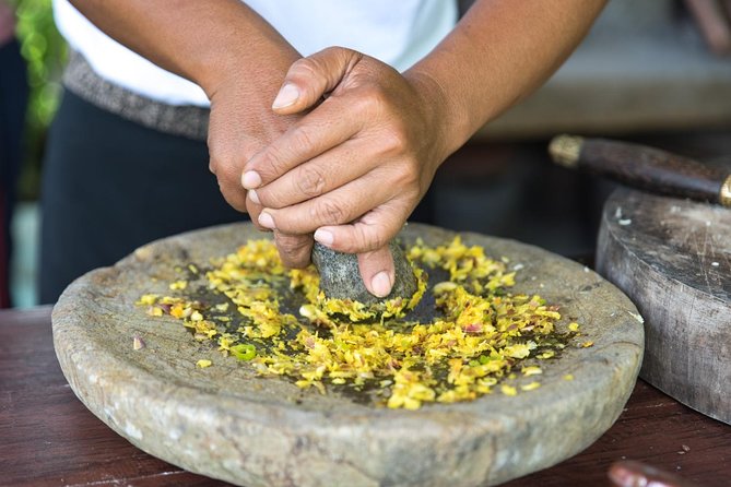 Small-Group Farm Tour & Balinese Cooking Class in Ubud with Kadek - Kitchen Time in a Traditional Outdoor Community Space