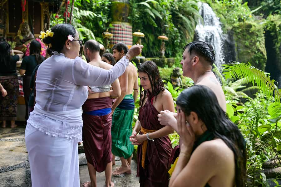Taman Beji Griya Waterfall: Holy Bathing/Soul Retreat Ritual - How the Melukat holy bathing ceremony is actually run