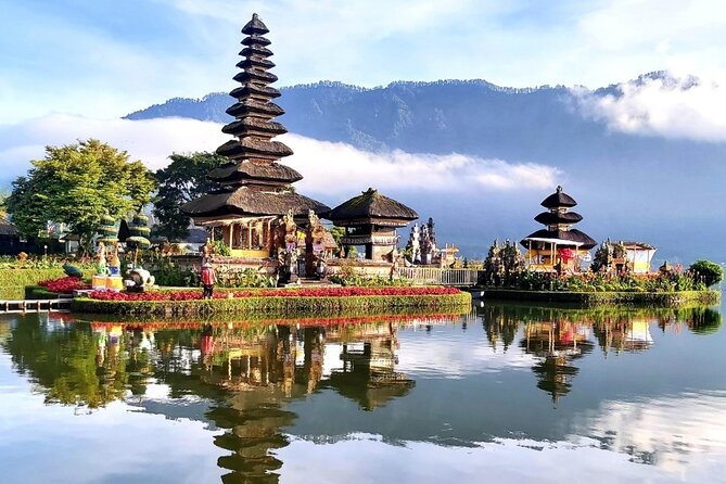 Tanah Lot and North Bali Private Tour - All inclusive - Ulun Danu Bratan Temple on Lake Bratan: a calm break in a busy day
