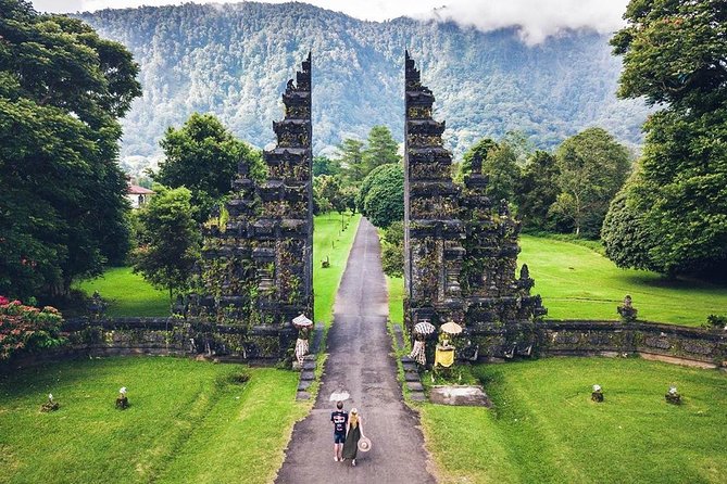 Tanah Lot - Jatiluwih (UNESCO) - Bedugul and Ulun Danu Temple Tour - Stop 1: Tanah Lot Temple and its myth-meets-ocean setting