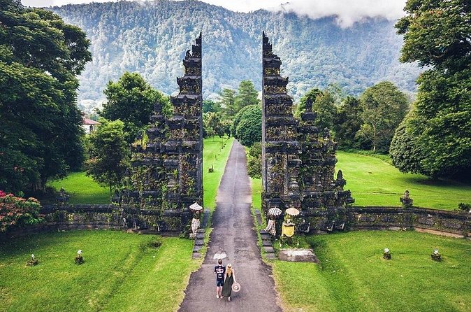 Tanah Lot - Jatiluwih (UNESCO) - Bedugul and Ulun Danu Temple Tour - Stop 4: Handara Iconic Gate, the photo gate with an easy payoff