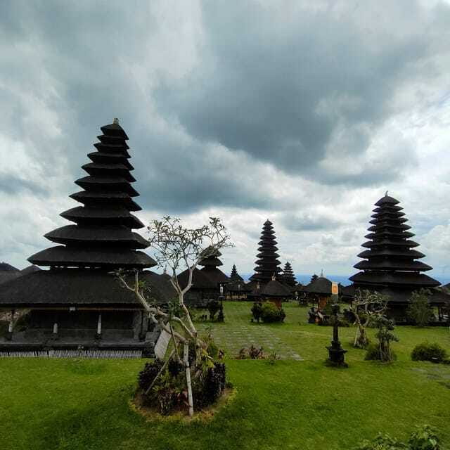 Tour the island of Bali with expert tour guides in Spanish. - Besakih’s Mother Temple on Mount Agung’s slope: sacred weight and big views
