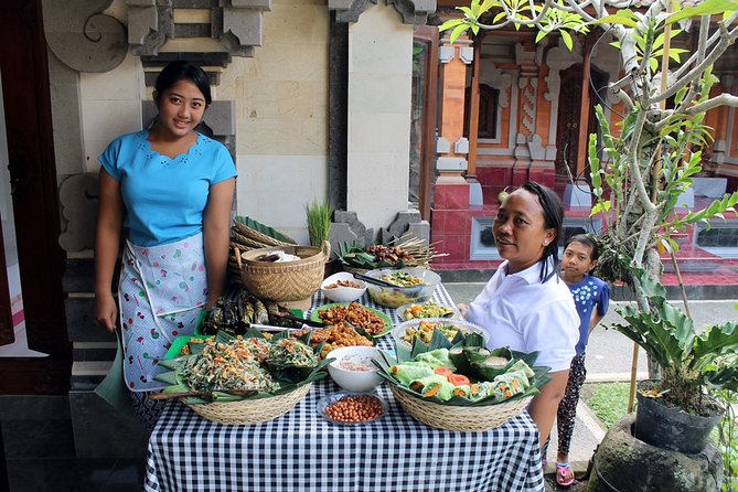 Traditional Balinese Home Dining Experience in Ubud with Putu - A real Ubud dinner at Putu’s family compound