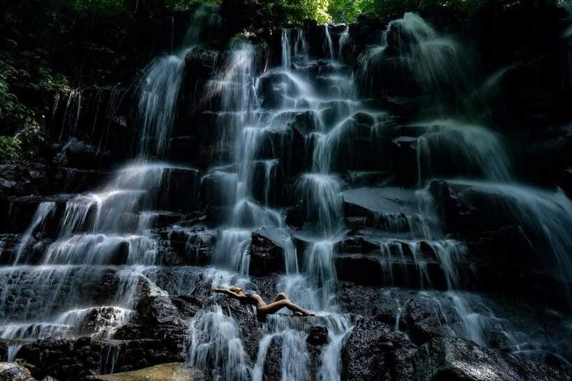 Ubud: Bali Swing hidden waterfall with personal photographer - The guide-photographer dynamic: English, patience, and jokes