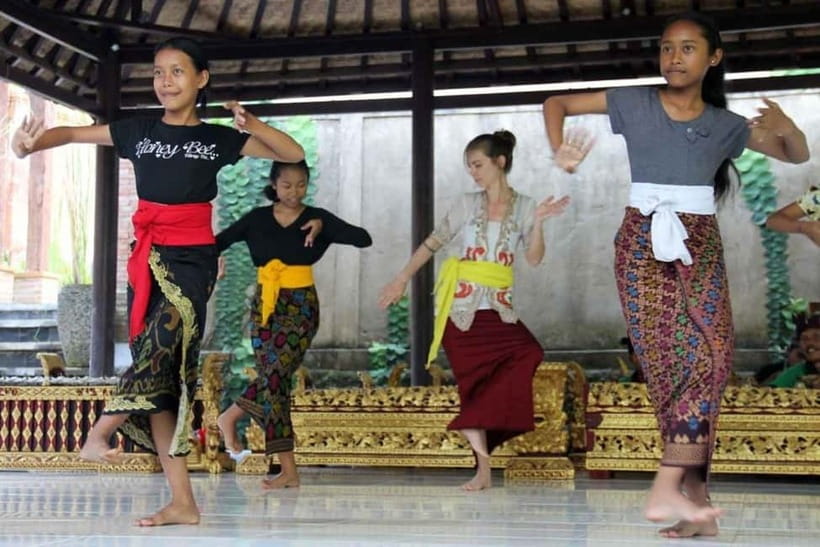 Ubud: Balinese Dance Class All Level with Pro Instructor - Costume moment: songket and Balinese clothes (what it adds)