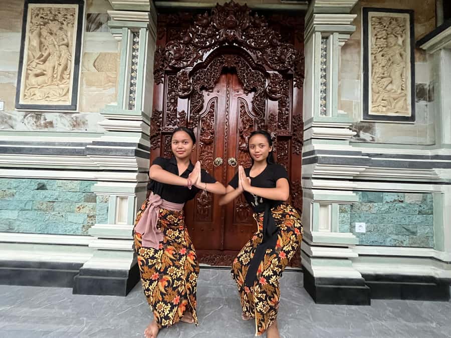 Ubud: Balinese Dance Class with Local Instructor - What happens when you practice in costume (and why it helps)