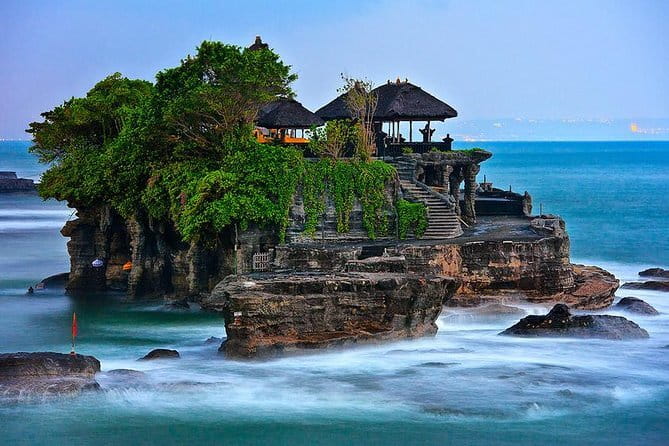 Ubud Highlights Tour ( Private All-Inclusive ) - Central Ubud: Sacred Monkey Forest Sanctuary and Puri Saren Palace