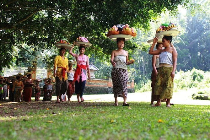 Ubud Highlights Tour ( Private All-Inclusive ) - Batuan’s Balinese house compound and the quiet power of Desa Batuan Temple
