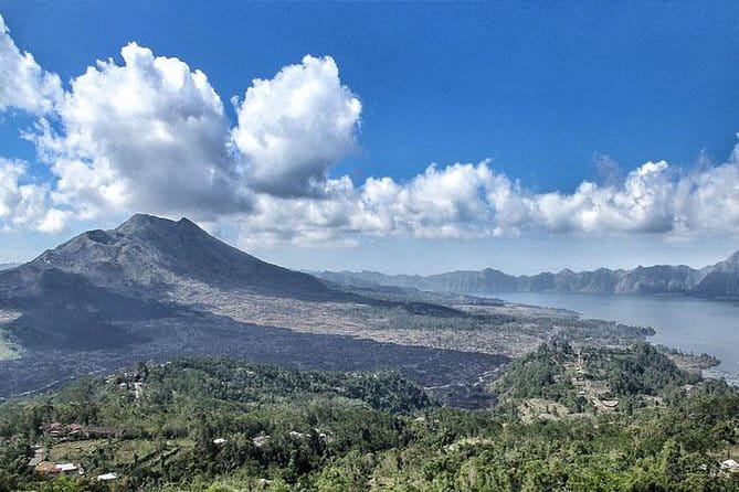 Ubud: Holy Water Temple, Volcano View, Rice Terrace, MonkeyForest - UC Silver Gold (45 minutes): see silver and gold craft in a real shop setting