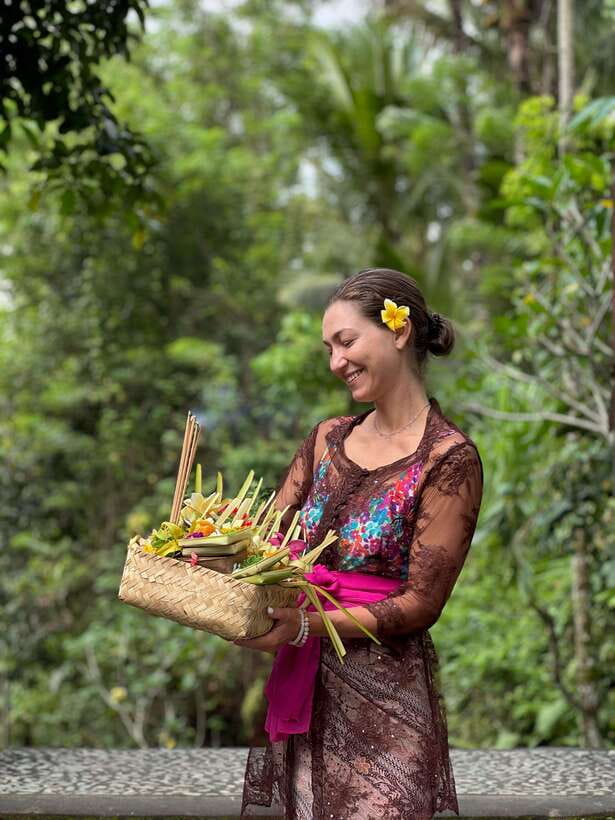 Ubud: Purification Ceremony at Pura Mengening - Traditional outfits and photos: respectful guidance, not pressure