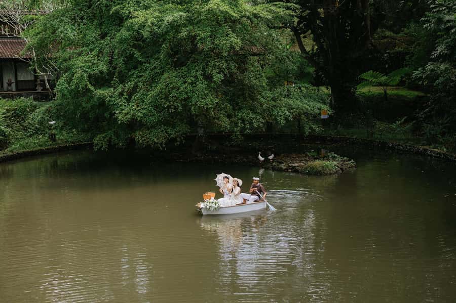 Ubud: Romantic Picnic on a Wooden Boat with Sparkling Wine - Your 1-hour flow: what happens once you’re on the water