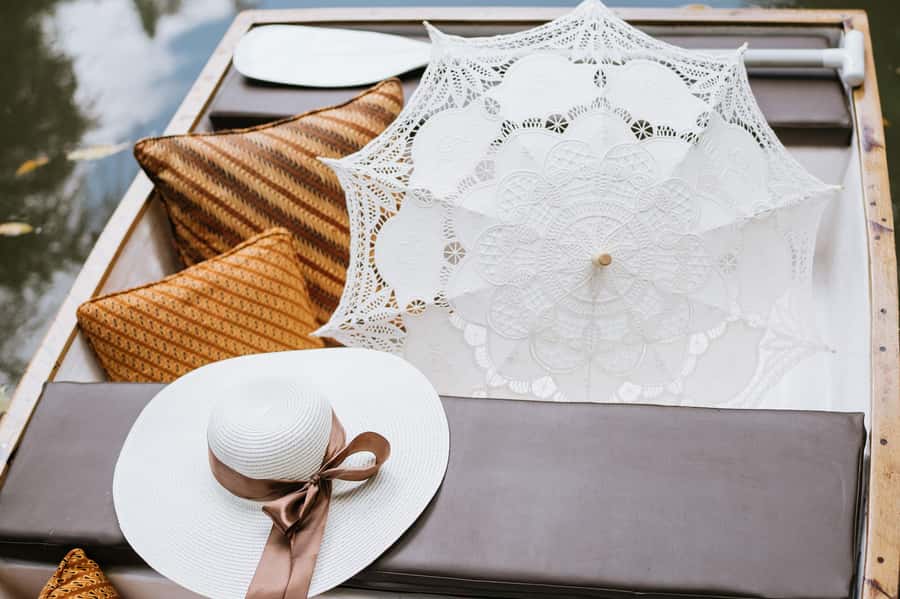 Ubud: Romantic Picnic on a Wooden Boat with Sparkling Wine - The setting: where Dua Dari lake turns romantic