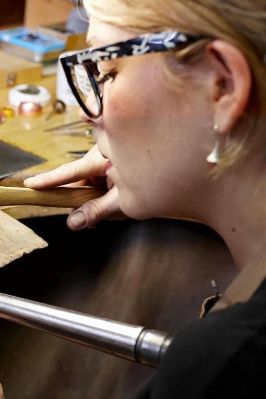 Ubud Silver Class: Unveiling the Secrets of Jewelry Artistry - Language support that actually helps