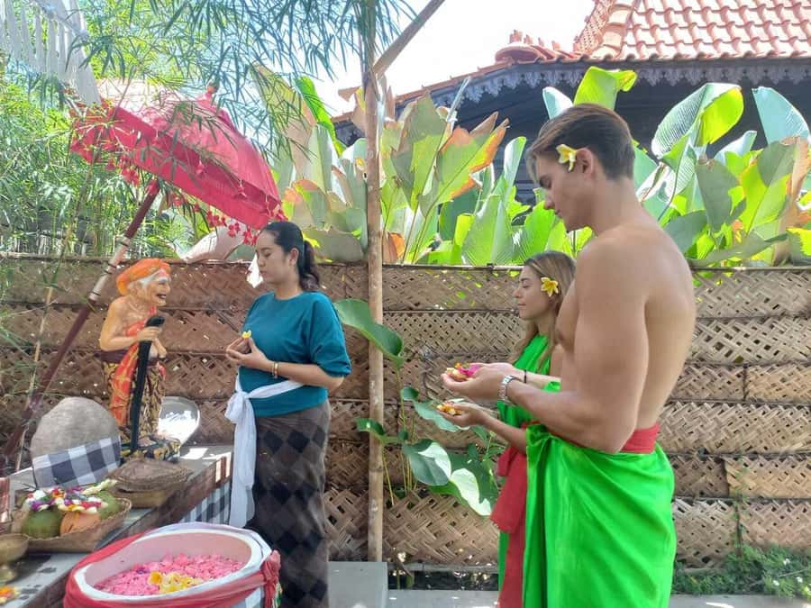 Ubud: Spiritual Cleansing, Palm Reading, & Trauma Healing - Palm reading in Ubud: getting meaning from your palm lines
