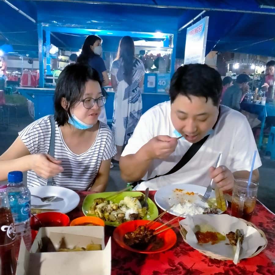 Ubud Traditional Night Market Food Tour-All Inclusive - Pickup in Ubud and the warm-up: cakes and Megibung