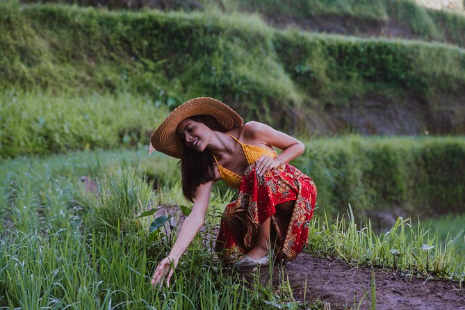 Ubud: Waterfall, Rice Terraces, and Monkey Forest Private Tour - Traditional Art Market: A Quick Browse That Won’t Steal Your Time