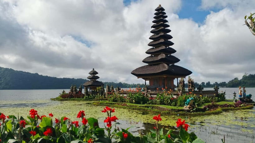 Ulun Danu Beratan Temple, Jatiluwih, Banyumala waterfall - Ulun Danu Beratan Temple: a lake temple with Mangu Hill in the frame