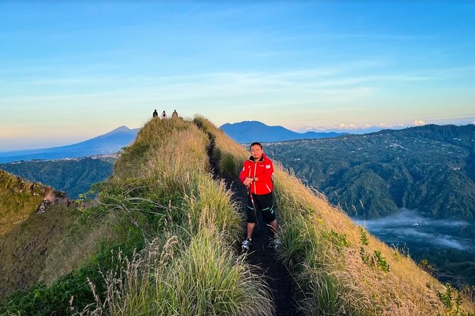 Volcano Batur Sharing Group at Start Point - Group Size and Tour Flow: What “Up to 100 Travelers” Means